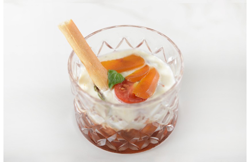 Verrine de tomate crémeuse accompagnée de gressins 